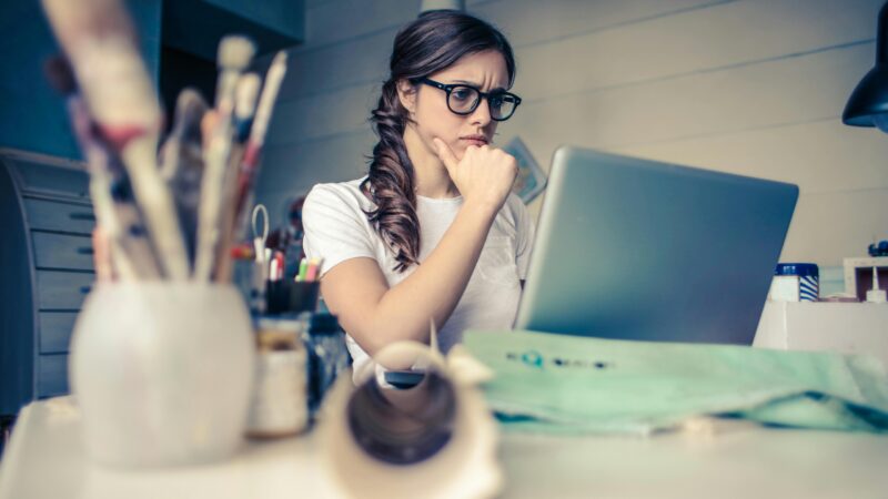 Photo d'une femme pensive